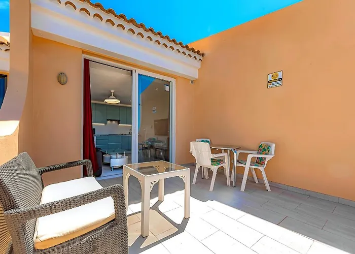 Renovated Seaviews Paradise Court Apartment *